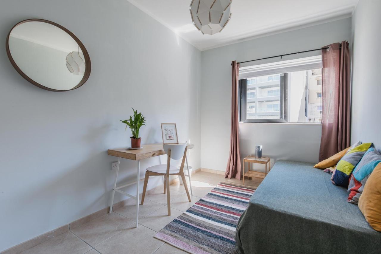 Stylish 3 Bedroom Apartment - St. Julians - 5 Mins From Balluta Bay سانت جوليان المظهر الخارجي الصورة