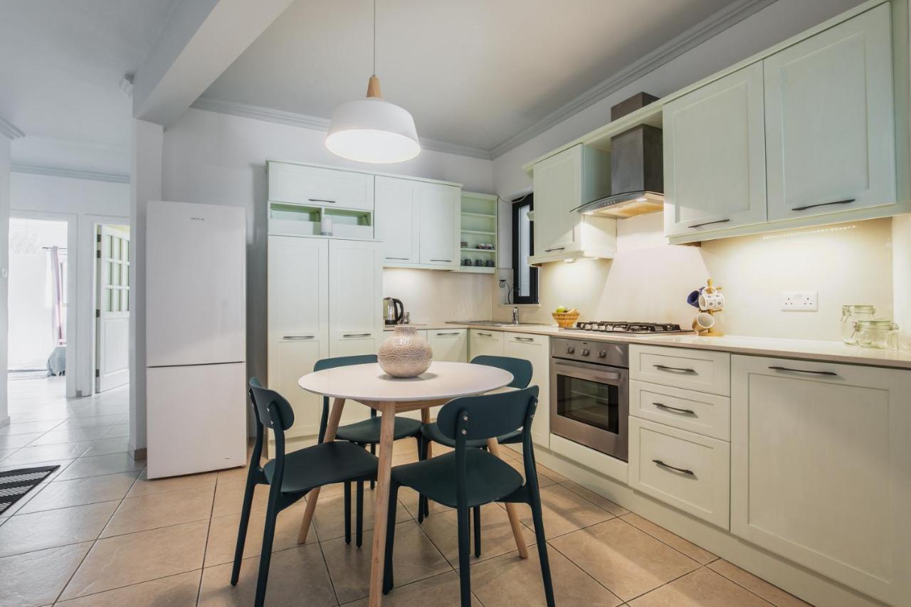 Stylish 3 Bedroom Apartment - St. Julians - 5 Mins From Balluta Bay سانت جوليان المظهر الخارجي الصورة